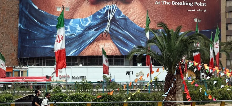 Trump ordena detener bombardeos contra Irán para negociar un acuerdo