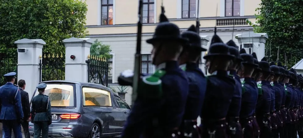 El féretro del rey Harald V de Noruega ya está en el Palacio Real