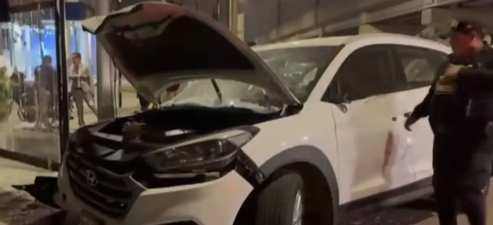 San Borja: Camioneta se empotra contra restaurante tras violento choque en la avenida Aviación