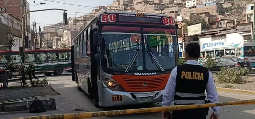 Sujetos armados atacan de varios disparos a un bus de Nueva América y hiere al chofer en Surco