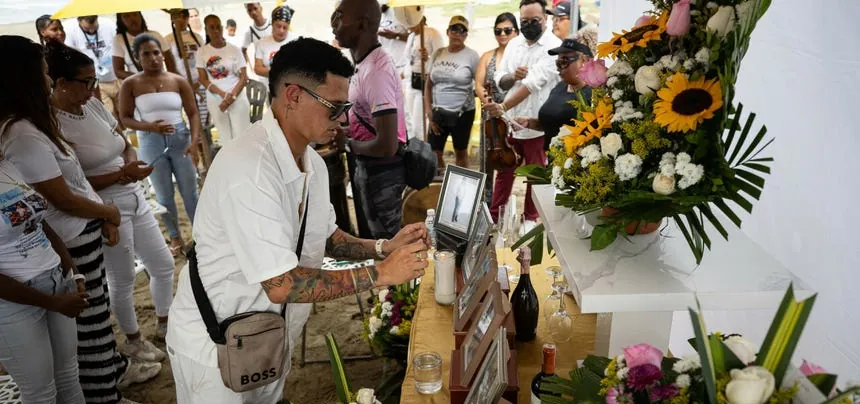 "No es nada fácil", un venezolano despide a su madre, su esposa, dos hijas y su sobrino
