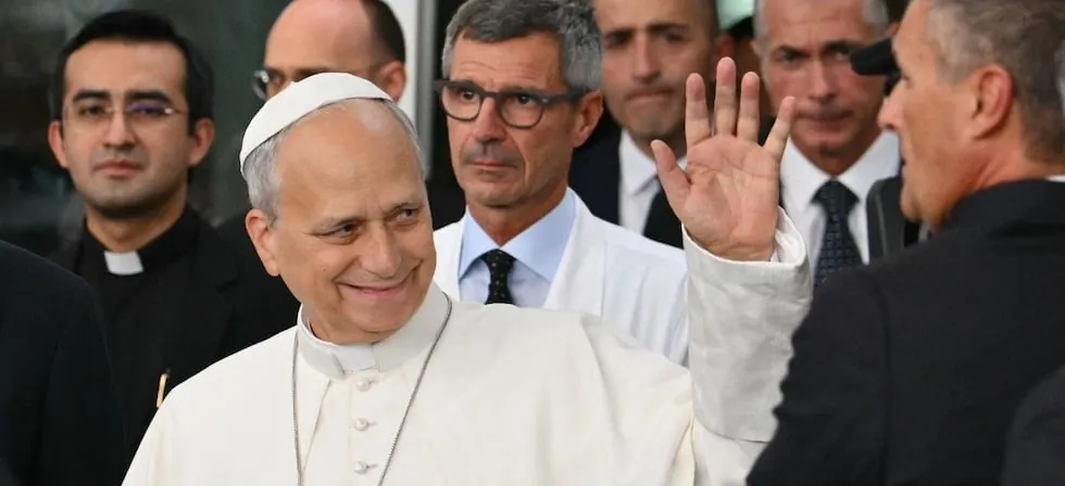Papa León XIV sale del Gemelli para regresar al Vaticano tras recibir el alta hospitalaria